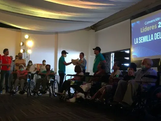 Evento de una empresa durante el que se lleva a cabo una dinámica presencial para reforzar la comunicación. Fotografía de personal de Equipo Impacta interactuando con colaboradores durante una dinámica presencial.