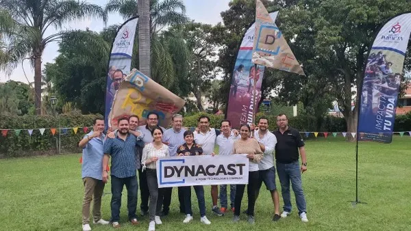 Muestra de los resultados beneficiosos en la comunicación al realizar una dinámica presencial con el equipo de trabajo. Fotografía de un grupo de personas al aire libre después de haber finalizado una dinámica presencial de team building.