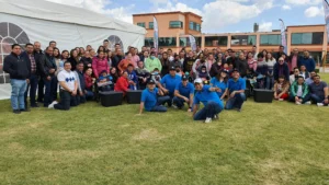 Proceso de integración laboral: fotografía de un grupo grande de colaboradores en el pasto al aire libre.