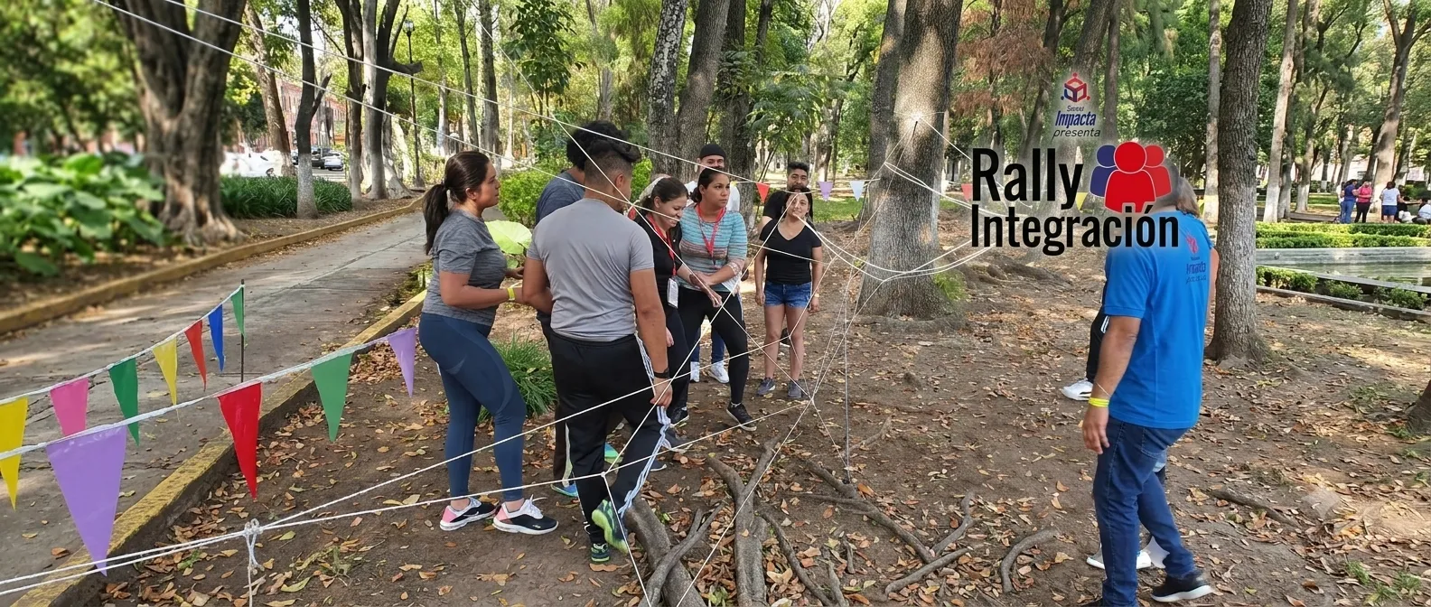 Banner para página de Equipo Impacta que promociona el Rally de integración para fortalecer a los equipos. Fotografía de personas al aire libre realizando una de las actividades del rally de integración con cuerdas.
